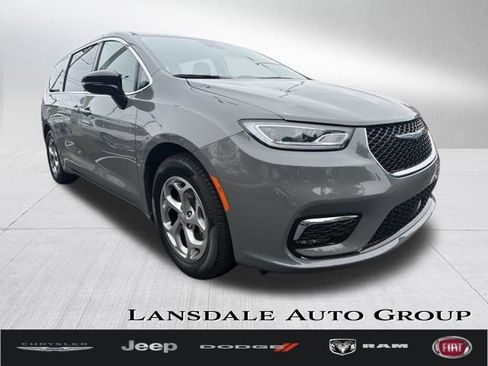 Used 2024 Chrysler Pacifica Limited FWD image 1