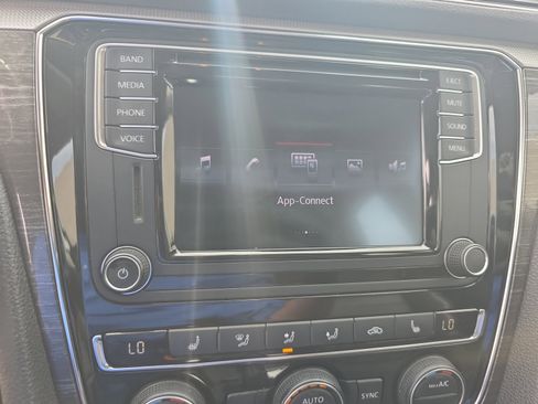 Used 2016 Volkswagen Passat 1.8T SE FWD image 28