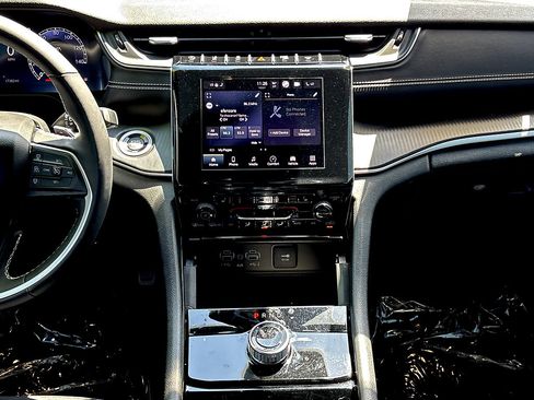 Used 2023 Jeep Grand Cherokee Altitude RWD image 11