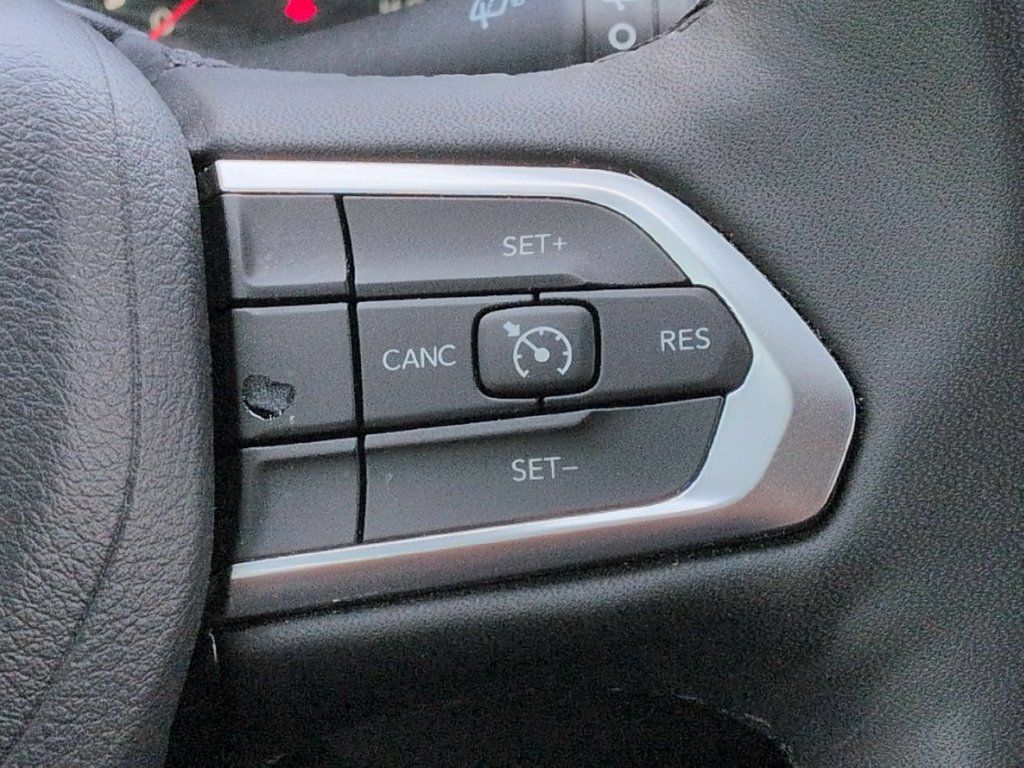 Used 2025 Jeep Compass Latitude w/ Sun & Sound Group AWD/4WD image 21