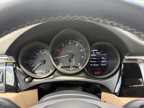 Certified 2024 Porsche Macan AWD/4WD image 31