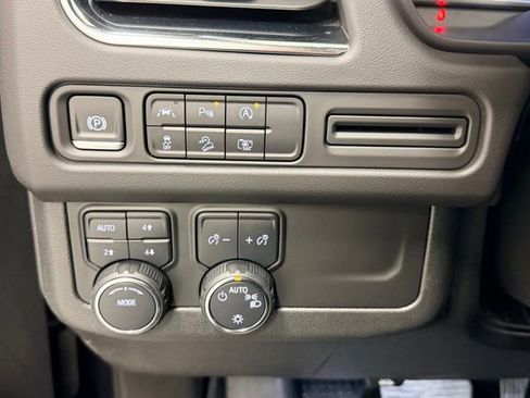 Certified 2024 Chevrolet Suburban Z71 w/ Luxury Package image 19