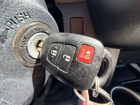 Used 2013 Toyota RAV4 XLE AWD/4WD image 51