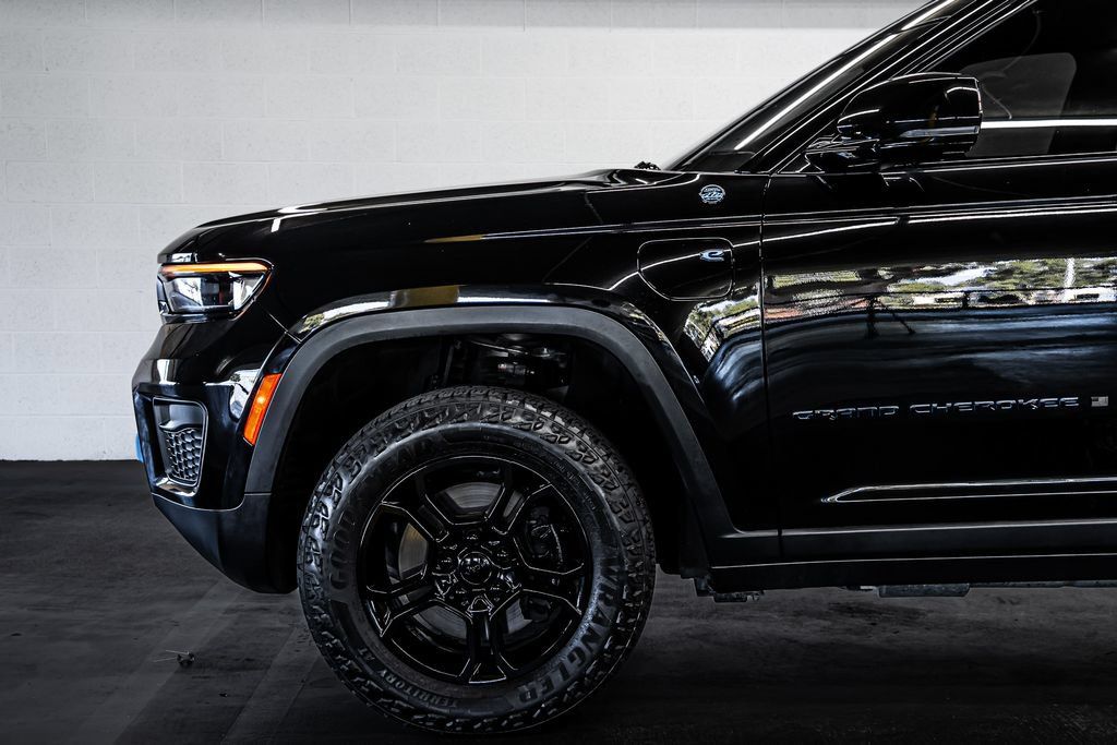 Used 2023 Jeep Grand Cherokee Trailhawk w/ Luxury Tech Group III AWD/4WD image 12
