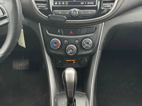 Used 2020 Chevrolet Trax LT AWD/4WD image 18