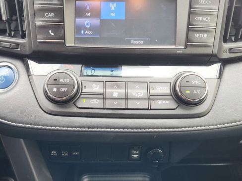 Used 2018 Toyota RAV4 LE AWD/4WD image 18