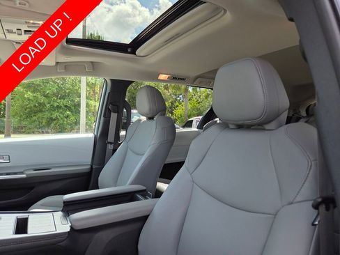 Used 2025 Toyota Sienna XLE FWD image 26