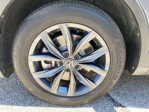 Certified 2023 Volkswagen Tiguan SE w/ Panoramic Sunroof Package AWD/4WD image 29