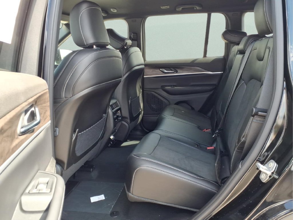 New 2027 Jeep Grand Cherokee Altitude RWD image 10