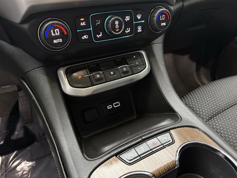 Used 2022 GMC Acadia SLE image 21