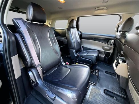 Used 2025 Kia Carnival FWD image 19