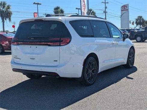 Used 2023 Chrysler Pacifica Touring-L w/ S Appearance Package image 3