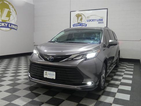 Used 2023 Toyota Sienna XLE w/ XLE Plus Package image 4