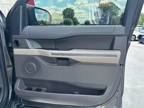 Used 2018 Ford Expedition XLT w/ Equipment Group 202A AWD/4WD image 30
