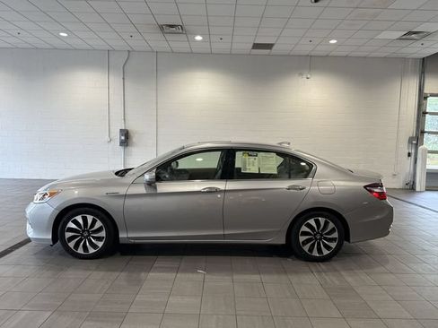 Used 2017 Honda Accord EX-L image 2