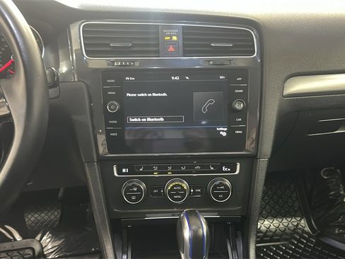 Used 2019 Volkswagen e-Golf SE w/ Driver Assistance Package image 10