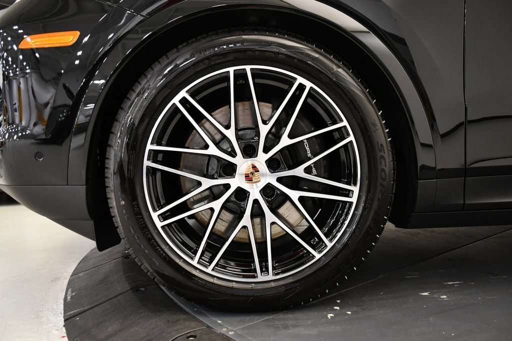 Certified 2025 Porsche Cayenne E-Hybrid Coupe AWD/4WD image 17