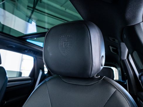 Used 2023 Porsche Cayenne Platinum Edition image 39