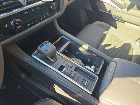 Used 2025 Nissan Pathfinder SV image 10