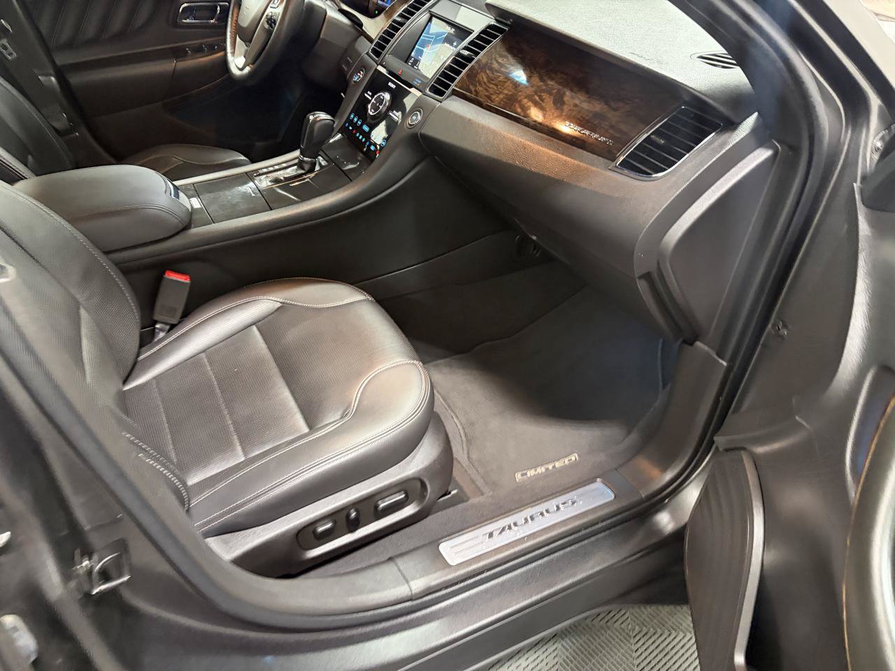 Used 2019 Ford Taurus Limited AWD/4WD image 14