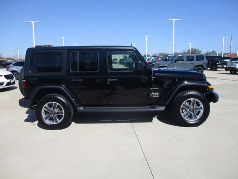 Used 2018 Jeep Wrangler Unlimited Sahara AWD/4WD image 7