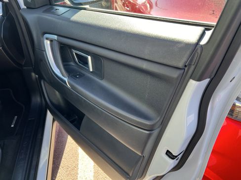 Used 2016 Land Rover Discovery Sport SE image 17