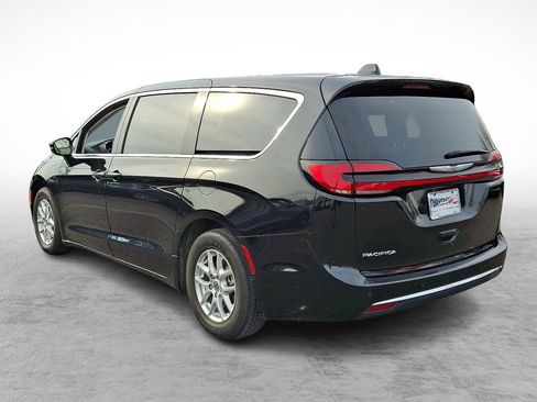 Used 2024 Chrysler Pacifica Touring-L image 3