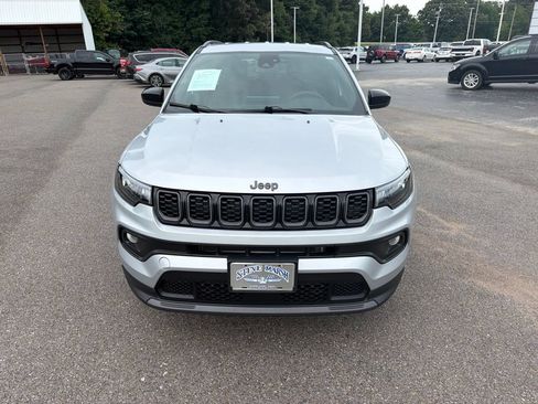 Used 2025 Jeep Compass Latitude w/ Convenience Group AWD/4WD image 8