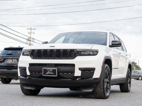 Used 2024 Jeep Grand Cherokee L Laredo image 5