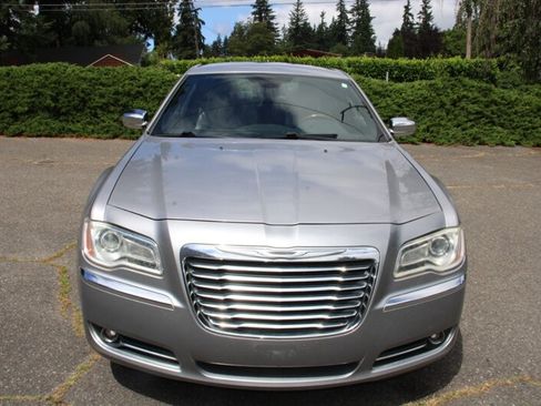 Used 2011 Chrysler 300 C RWD image 11