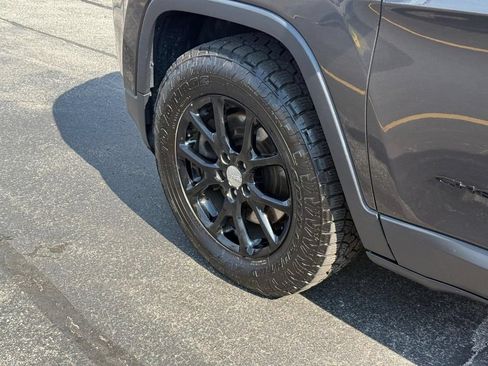 Used 2017 Jeep Cherokee Sport AWD/4WD image 13