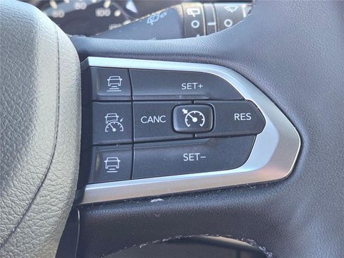 Certified 2025 Jeep Compass Limited AWD/4WD image 36