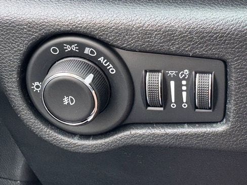 Used 2025 Chrysler Pacifica Select image 32