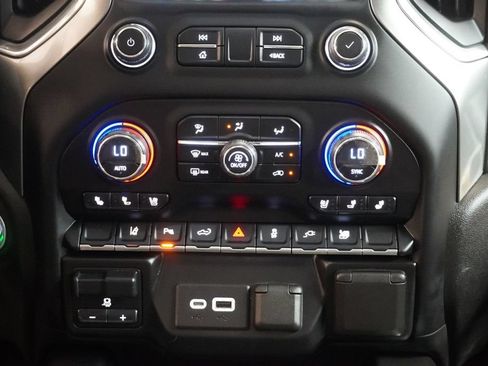 Used 2022 Chevrolet Silverado 2500 LTZ w/ LTZ Convenience Package AWD/4WD image 22