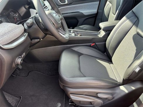 New 2026 Jeep Compass Latitude image 11