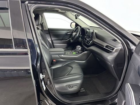 Used 2021 Toyota Highlander XLE AWD/4WD image 10