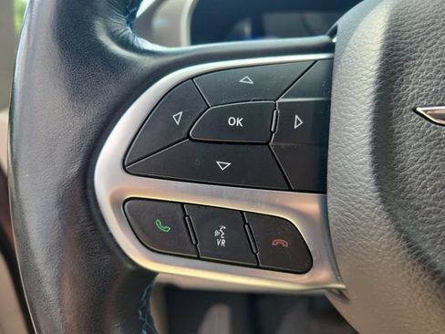 Used 2021 Chrysler Pacifica Touring-L FWD image 32