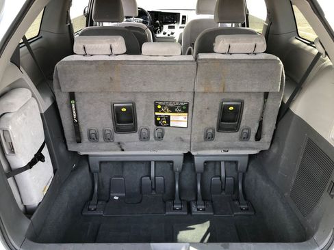 Used 2020 Toyota Sienna LE w/ Carpet Mat Package FWD image 20