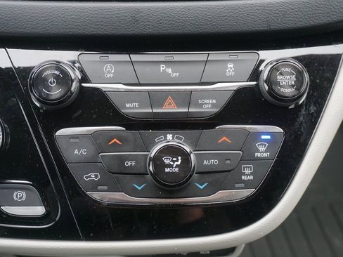 Used 2018 Chrysler Pacifica Touring-L w/ Tire & Wheel Group image 13