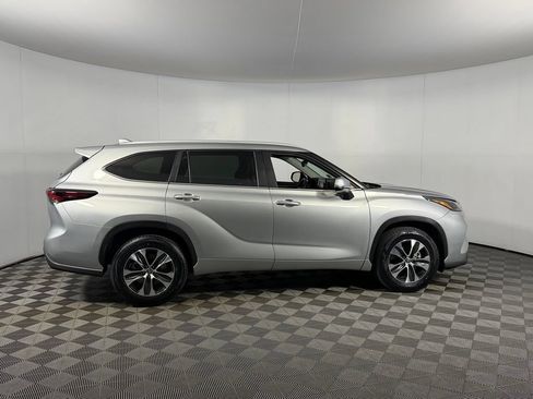 Used 2025 Toyota Highlander XLE FWD image 3