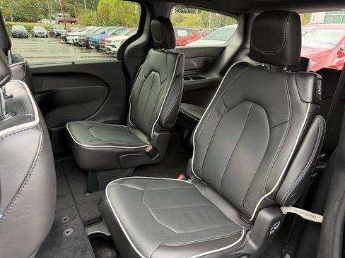 New 2026 Chrysler Pacifica Limited FWD image 18
