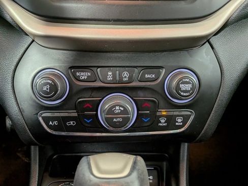 Used 2016 Jeep Cherokee Limited image 18