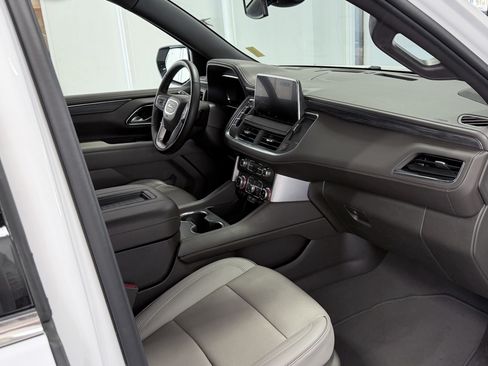 Used 2024 GMC Yukon XL SLT w/ SLT Luxury Package RWD image 14