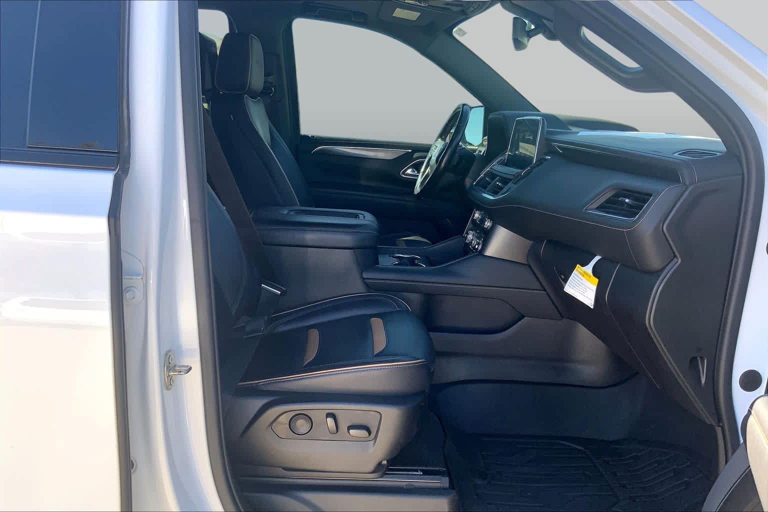 Used 2021 GMC Yukon AT4 w/ AT4 Premium Package AWD/4WD image 9