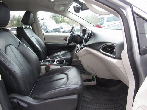 Used 2017 Chrysler Pacifica Touring-L w/ Tire & Wheel Group image 18