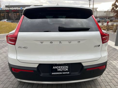 Used 2025 Volvo XC40 B5 Core image 8