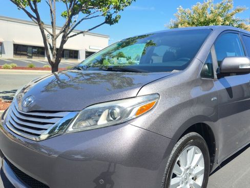 Used 2017 Toyota Sienna Limited Premium AWD/4WD image 3