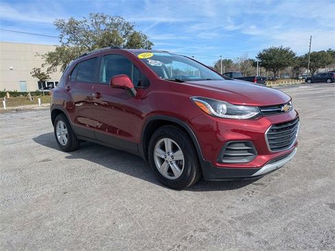 Certified 2022 Chevrolet Trax LT w/ LT Convenience Package image 2