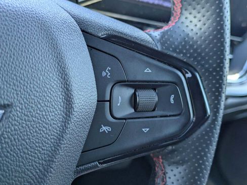 Used 2025 Chevrolet Trax RS FWD image 25