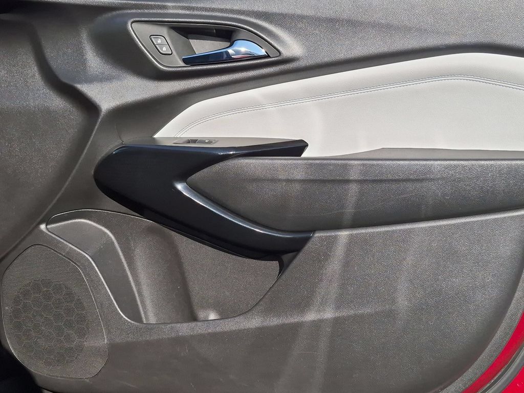Used 2025 Chevrolet Trax LT w/ LT Convenience Package FWD image 33